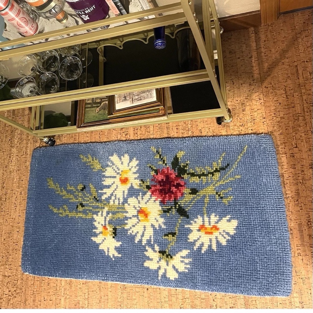 Handhooked Floral Rug Runner in Blue with Cream Daisies